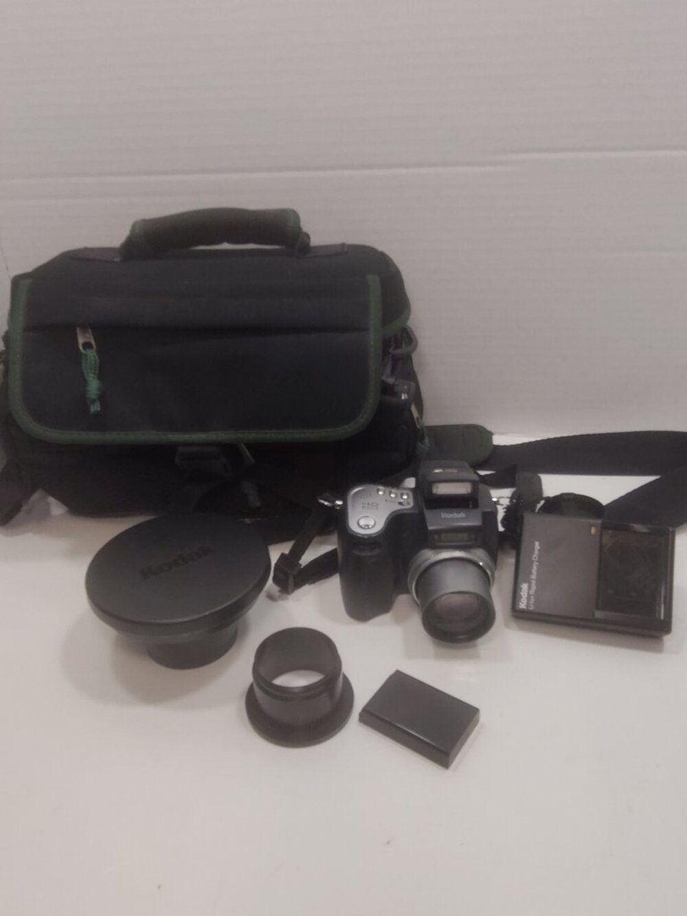 Kodak EasyShare DX6490 4MP 10X Digital Camera 2 Batteries Charger Wide Angle